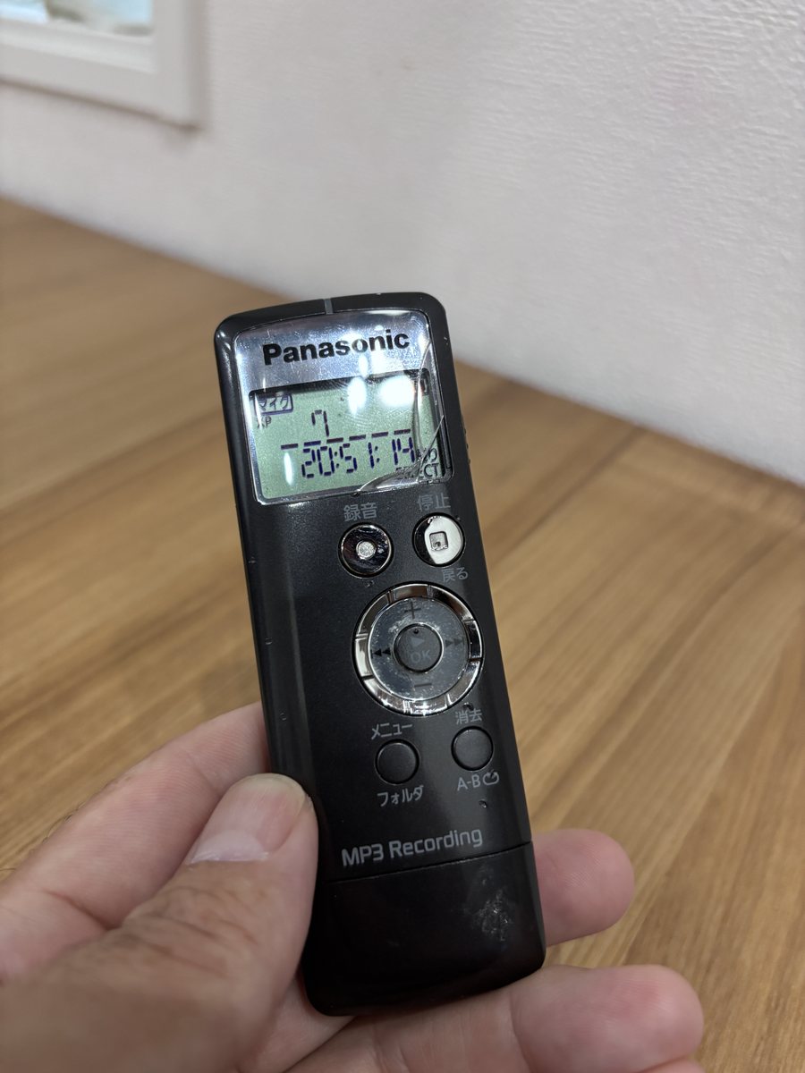 手に持ったPanasonic RR-US330。液晶に録音ファイルの番号と再生時間が表示されている
