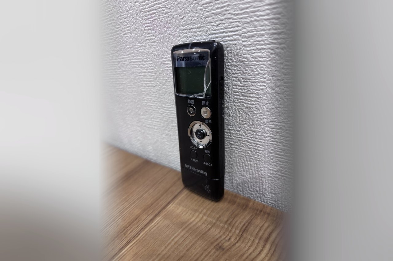 長年の使用で液晶窓にひびが入ったPanasonic RR-US330。筆者が文字起こしと議事録作成に使ってきたUSB直結型ICレコーダー