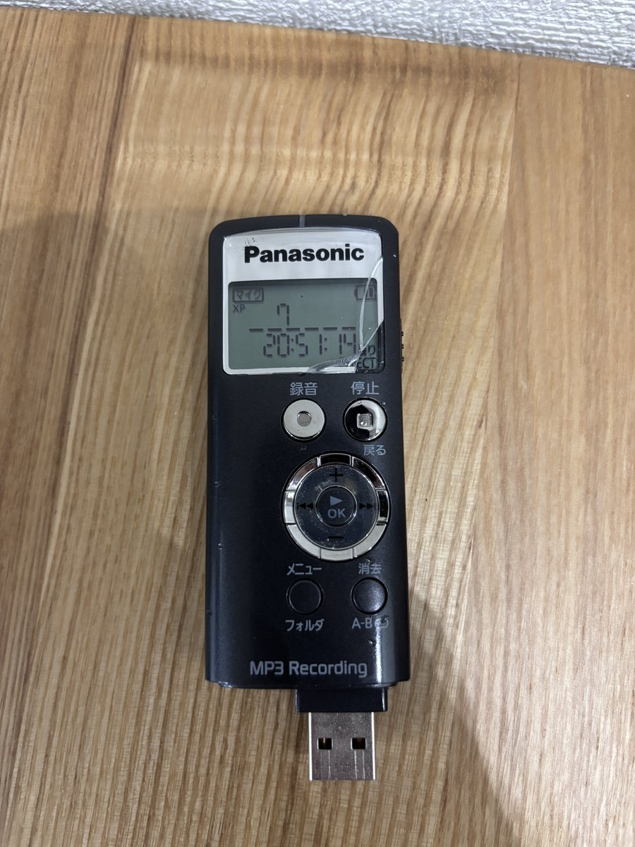本体下部からUSB Type-A端子を引き出したPanasonic RR-US330。液晶に録音ファイルの番号と時間が表示されている