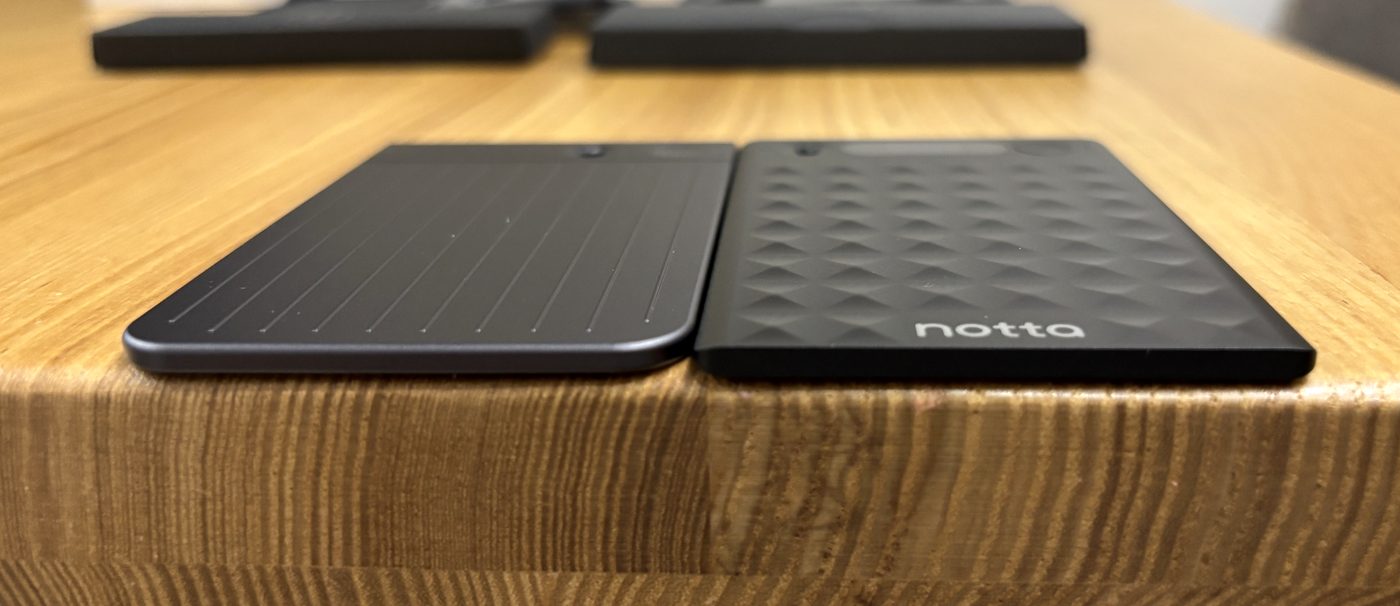 Notta MemoとPLAUD Noteの厚みをテーブルの縁で比較