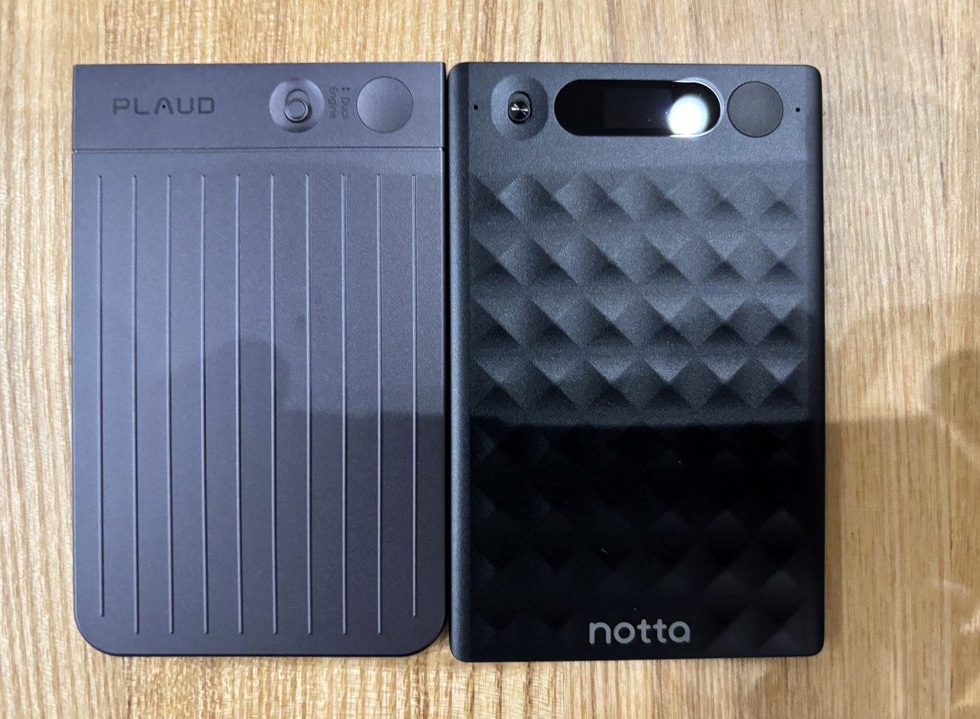 Notta Memoの前面ディスプレイが点灯した状態でPLAUD Noteと並べた比較