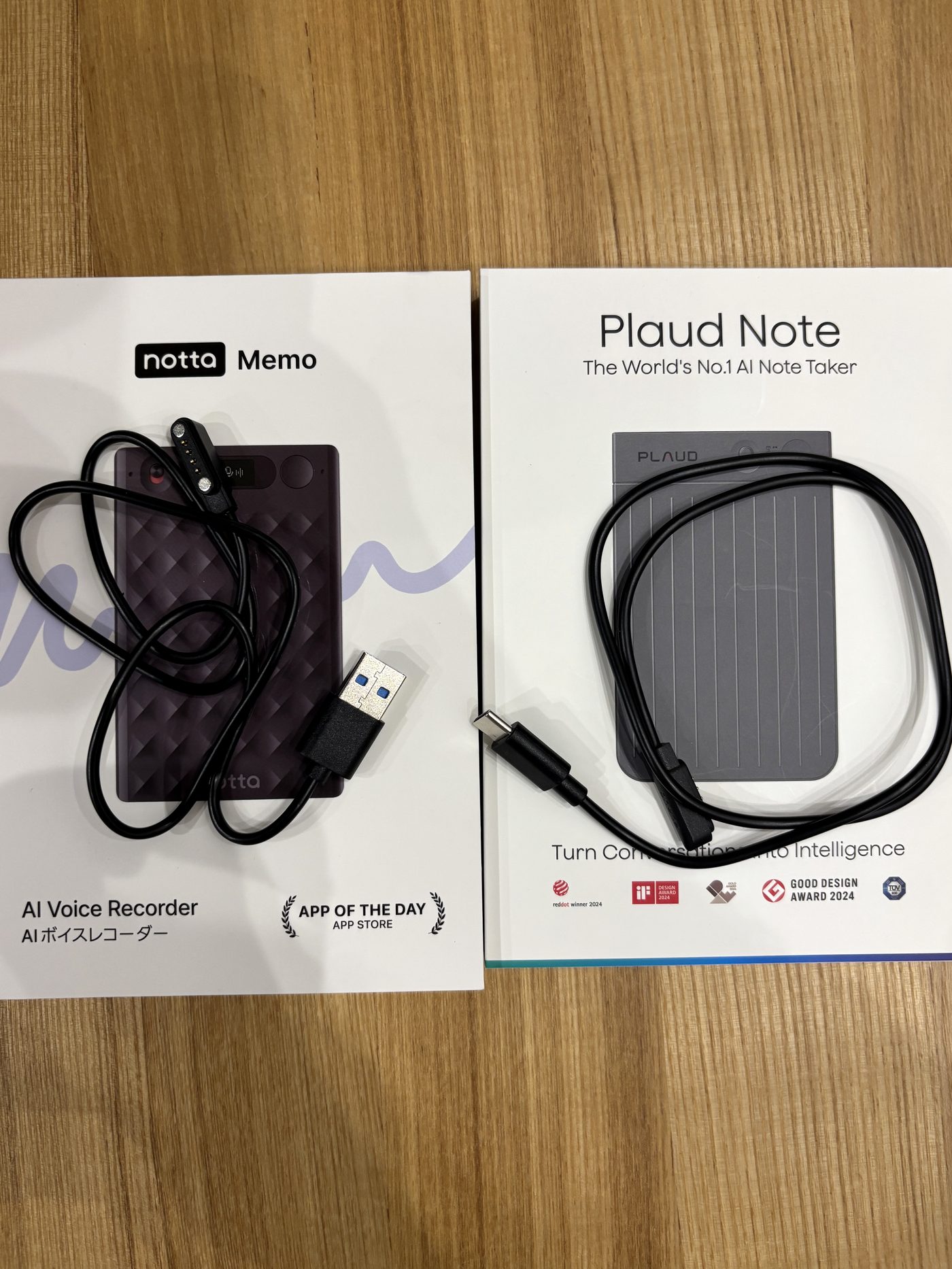 Notta MemoとPLAUD Noteの充電ケーブル比較。Nottaは磁気+USB-A、PLAUDは磁気+USB-C